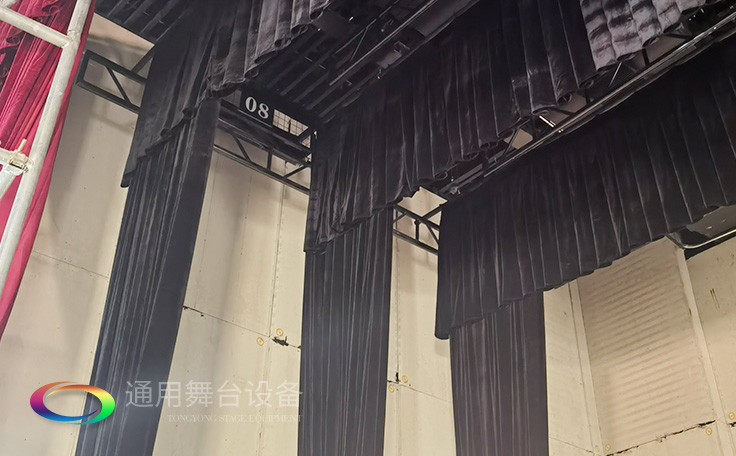 設(shè)置在舞臺(tái)上空，以金屬排架懸掛燈具的設(shè)備——燈光吊架Side lighting ladder通用舞臺(tái)吊桿